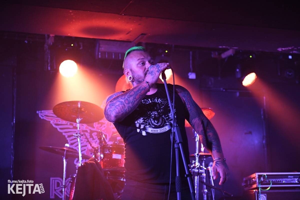 Energie na pódiu, komorní atmosféra pod ním. V Rock Café zahráli Svoloč, Rumble Ansamble a Wicked Dolls