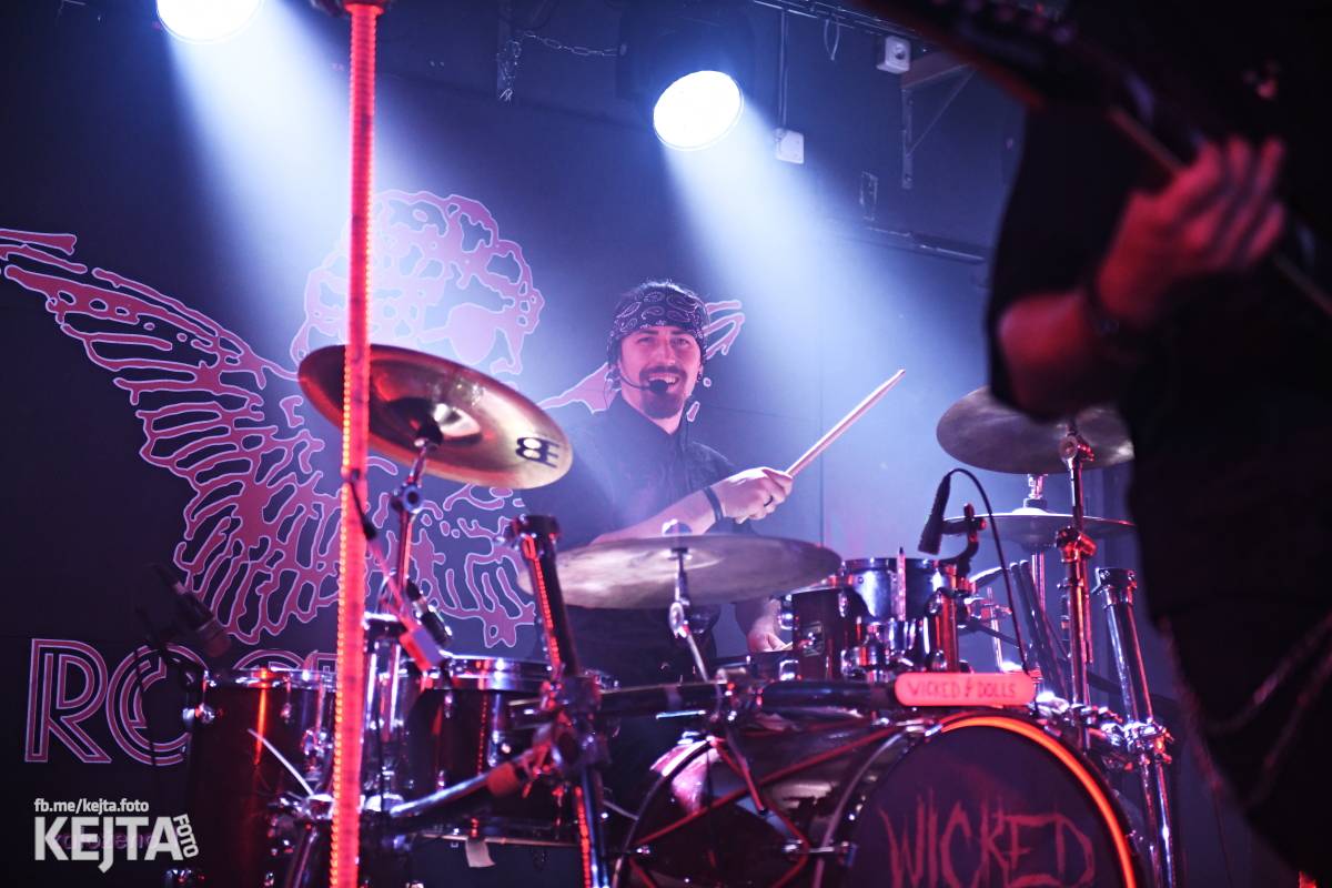 Energie na pódiu, komorní atmosféra pod ním. V Rock Café zahráli Svoloč, Rumble Ansamble a Wicked Dolls