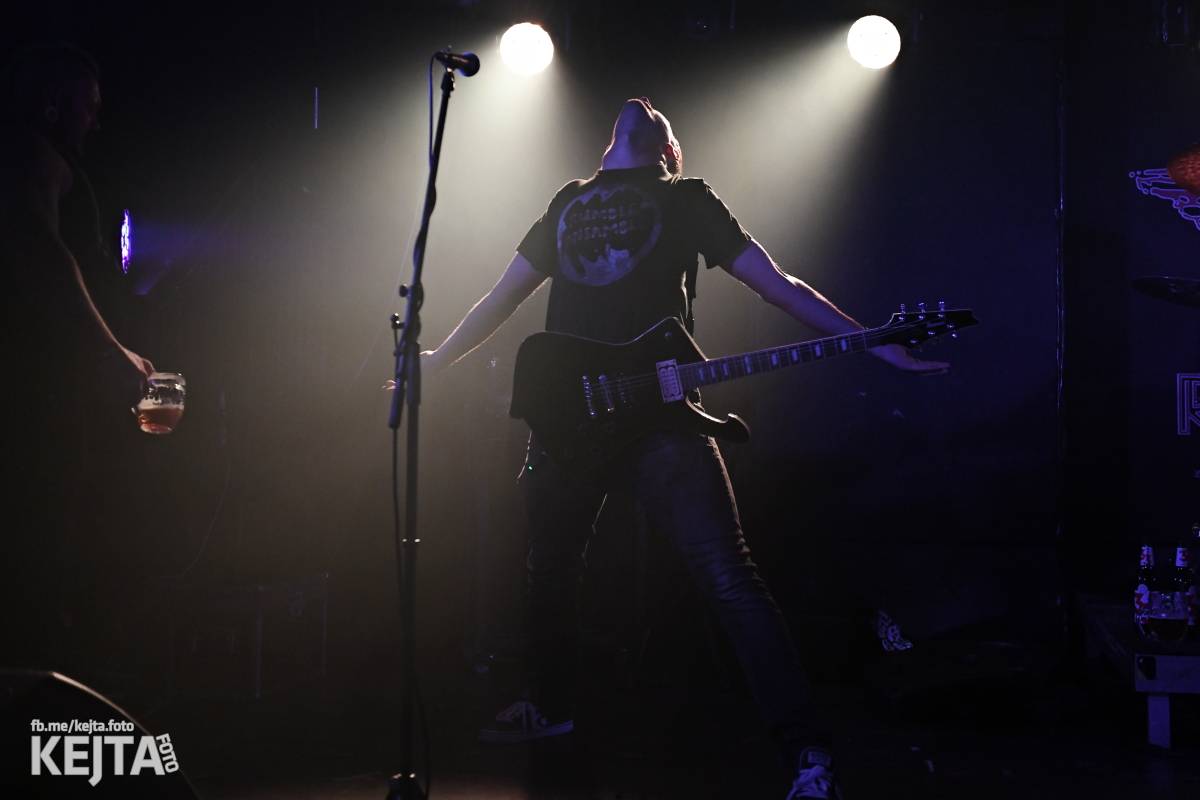 Energie na pódiu, komorní atmosféra pod ním. V Rock Café zahráli Svoloč, Rumble Ansamble a Wicked Dolls