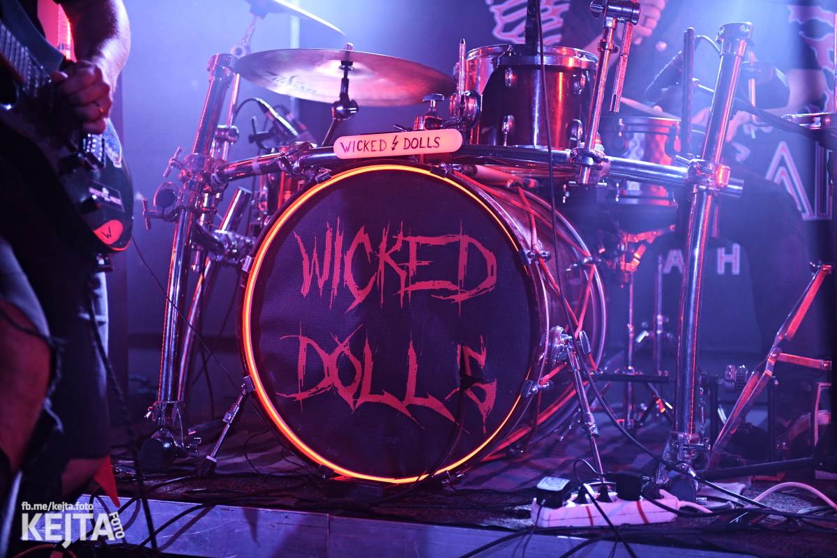 Energie na pódiu, komorní atmosféra pod ním. V Rock Café zahráli Svoloč, Rumble Ansamble a Wicked Dolls