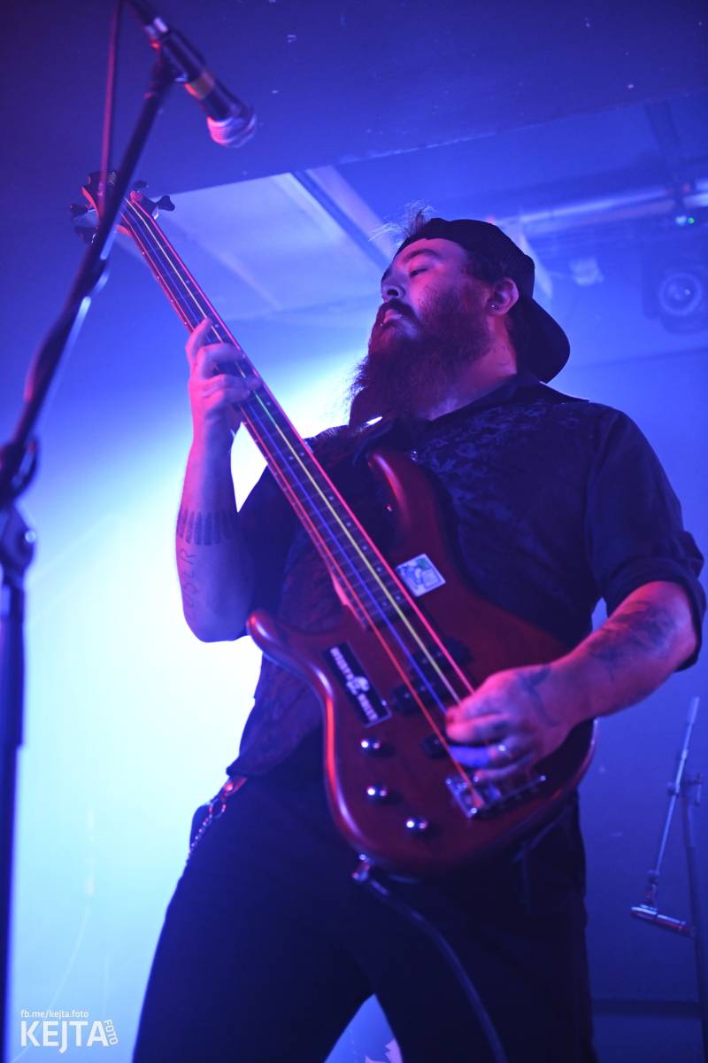 Energie na pódiu, komorní atmosféra pod ním. V Rock Café zahráli Svoloč, Rumble Ansamble a Wicked Dolls