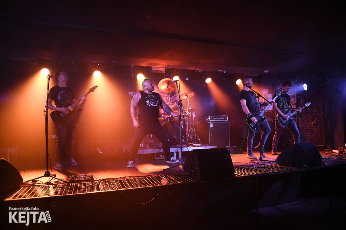 Energie na pódiu, komorní atmosféra pod ním. V Rock Café zahráli Svoloč, Rumble Ansamble a Wicked Dolls