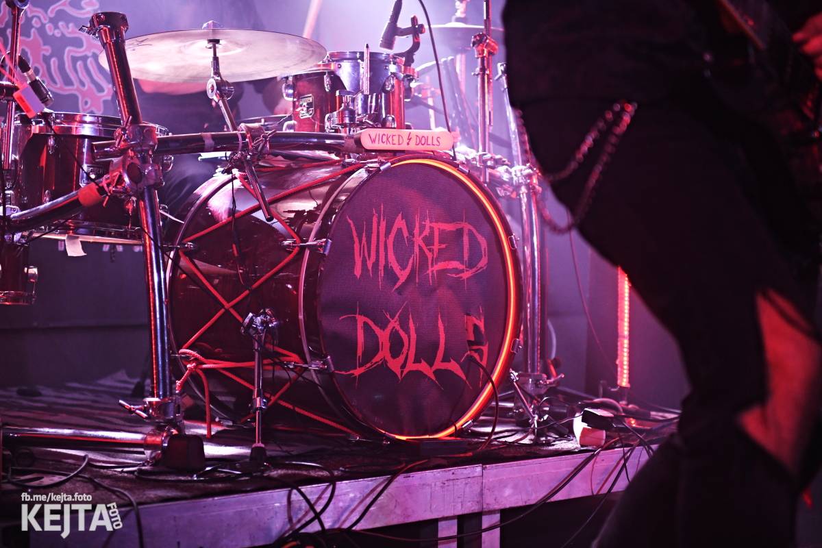 Energie na pódiu, komorní atmosféra pod ním. V Rock Café zahráli Svoloč, Rumble Ansamble a Wicked Dolls