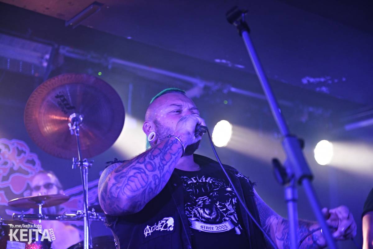 Energie na pódiu, komorní atmosféra pod ním. V Rock Café zahráli Svoloč, Rumble Ansamble a Wicked Dolls