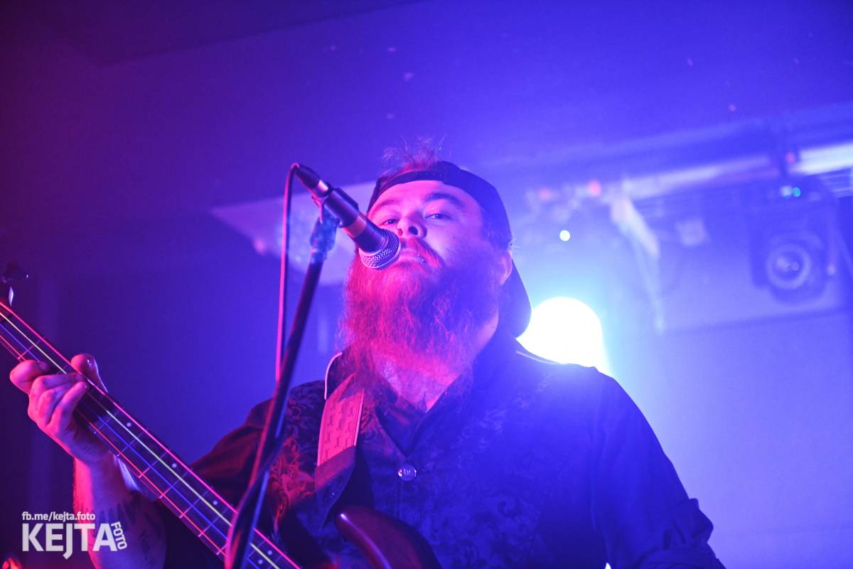 Energie na pódiu, komorní atmosféra pod ním. V Rock Café zahráli Svoloč, Rumble Ansamble a Wicked Dolls