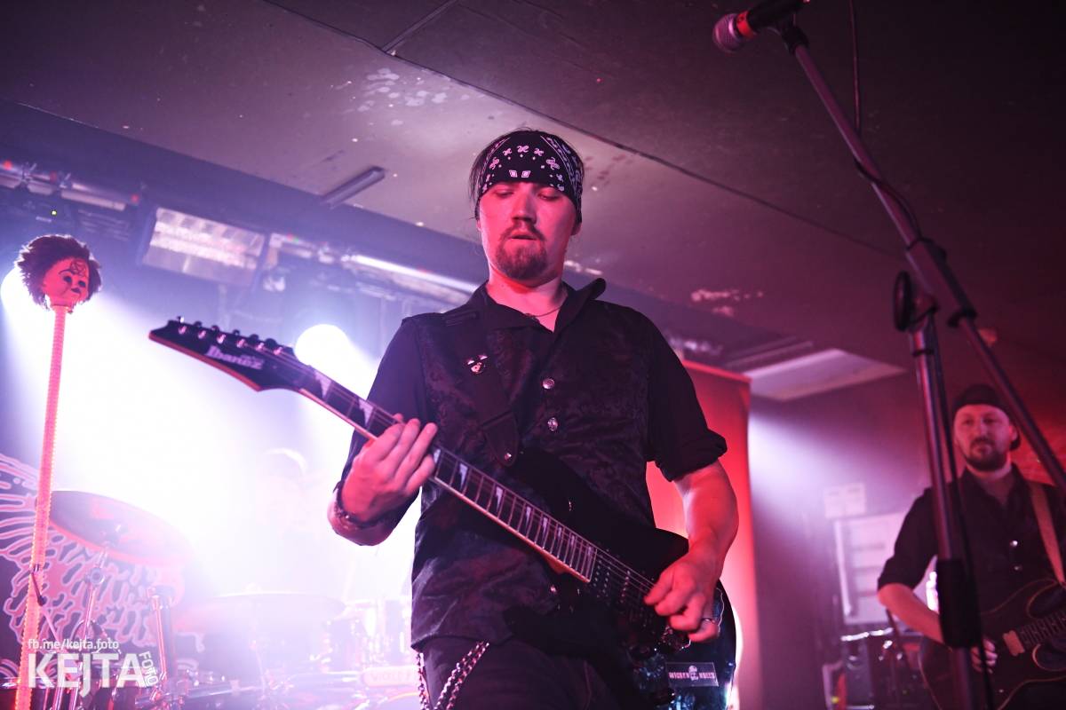 Energie na pódiu, komorní atmosféra pod ním. V Rock Café zahráli Svoloč, Rumble Ansamble a Wicked Dolls