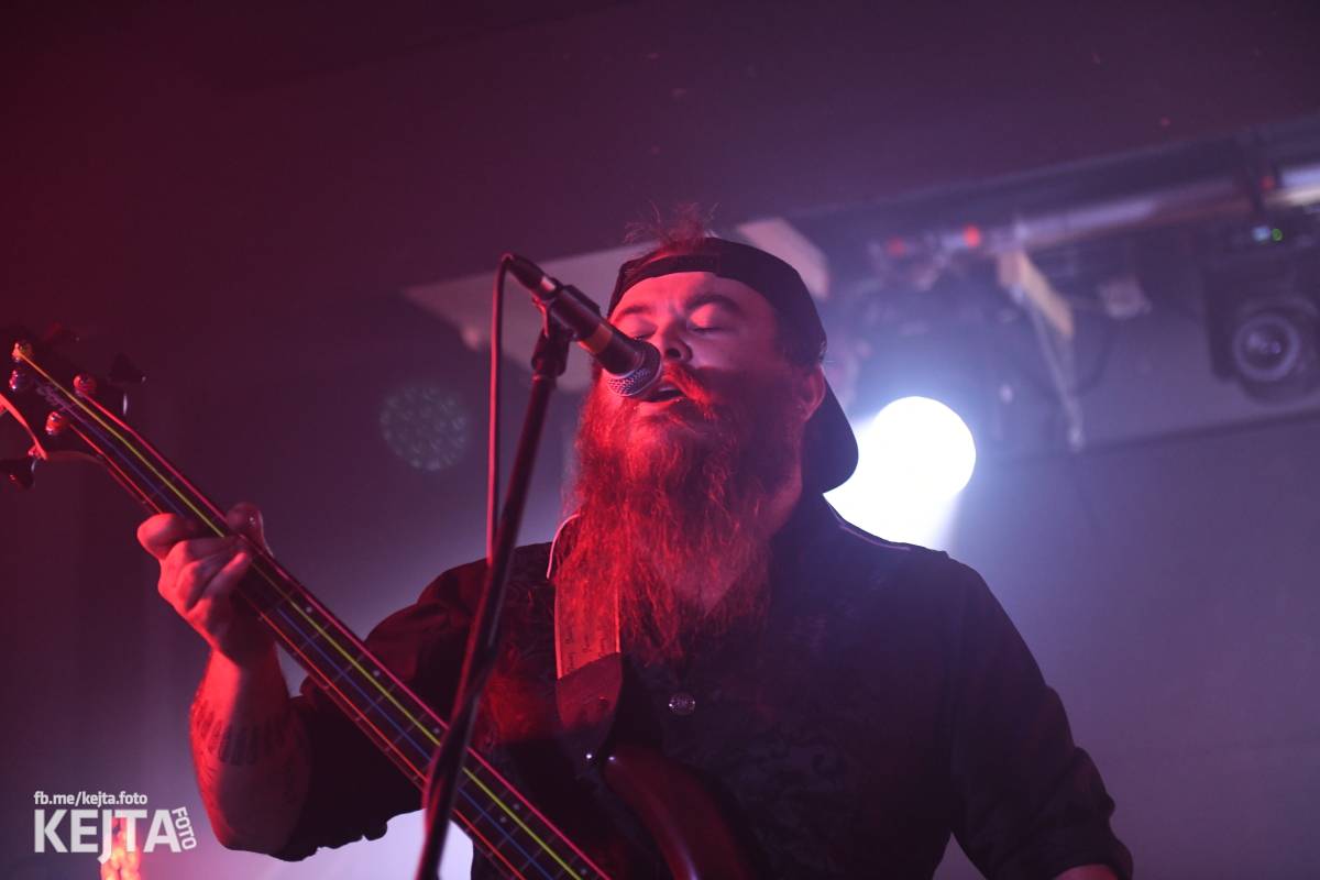 Energie na pódiu, komorní atmosféra pod ním. V Rock Café zahráli Svoloč, Rumble Ansamble a Wicked Dolls