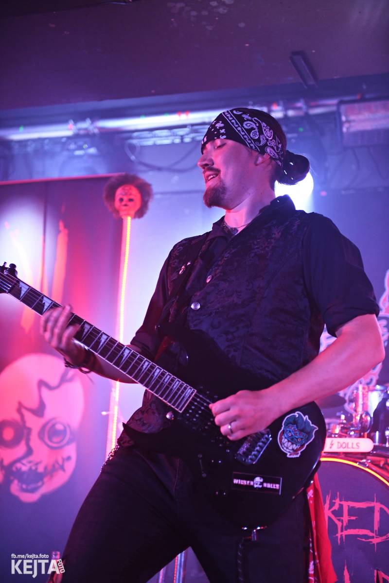 Energie na pódiu, komorní atmosféra pod ním. V Rock Café zahráli Svoloč, Rumble Ansamble a Wicked Dolls