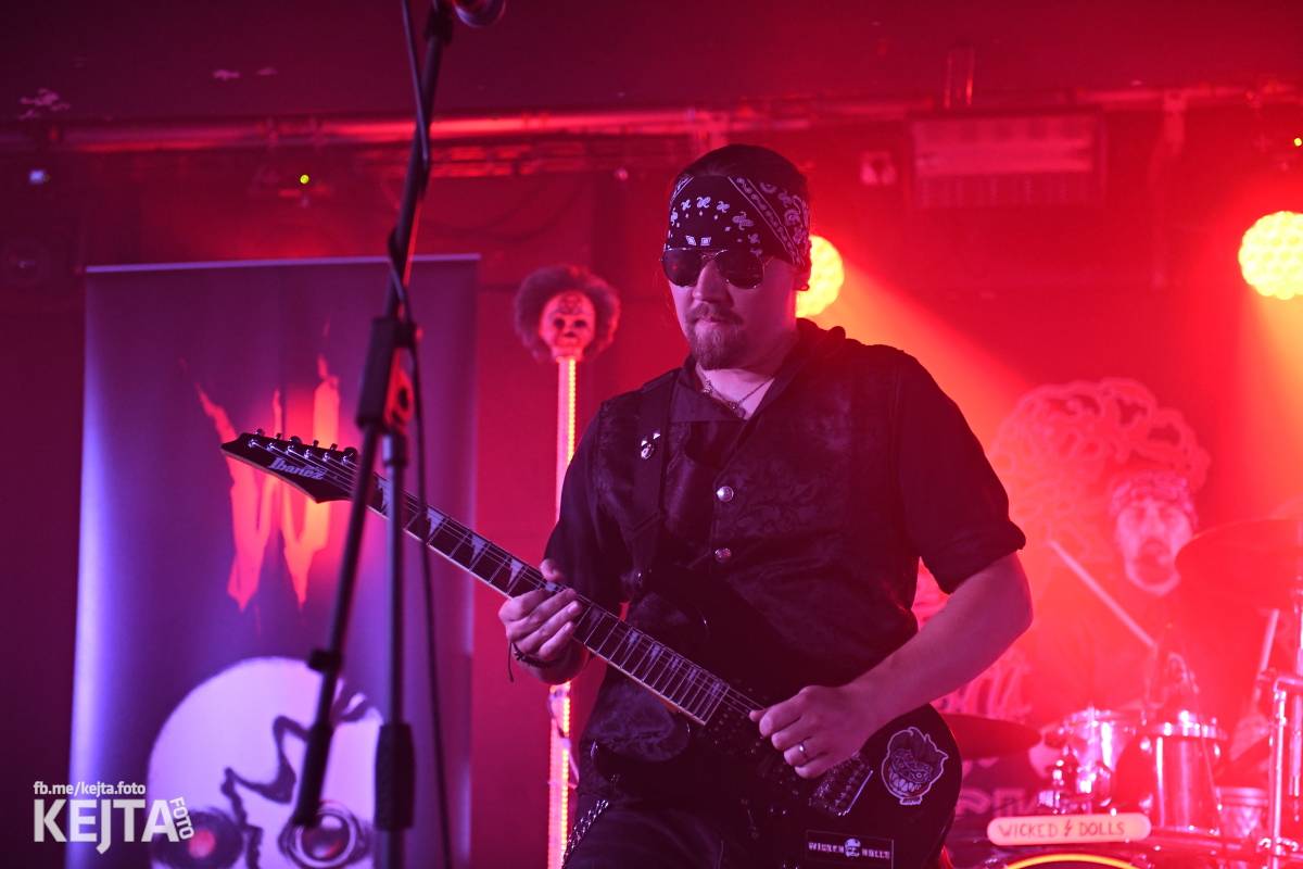 Energie na pódiu, komorní atmosféra pod ním. V Rock Café zahráli Svoloč, Rumble Ansamble a Wicked Dolls