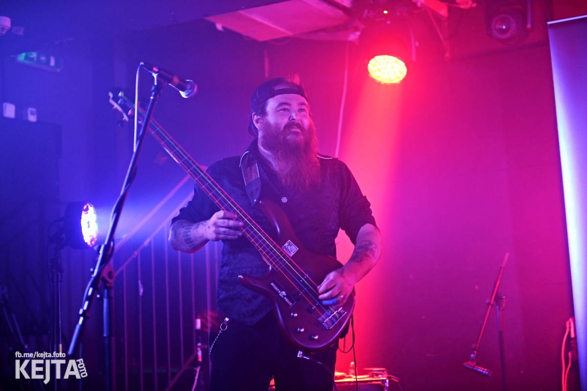 Energie na pódiu, komorní atmosféra pod ním. V Rock Café zahráli Svoloč, Rumble Ansamble a Wicked Dolls