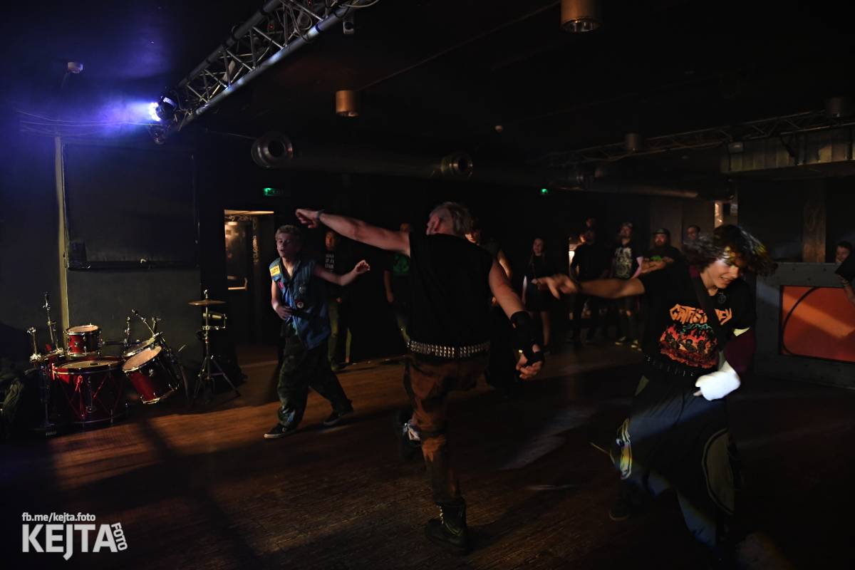 Energie na pódiu, komorní atmosféra pod ním. V Rock Café zahráli Svoloč, Rumble Ansamble a Wicked Dolls