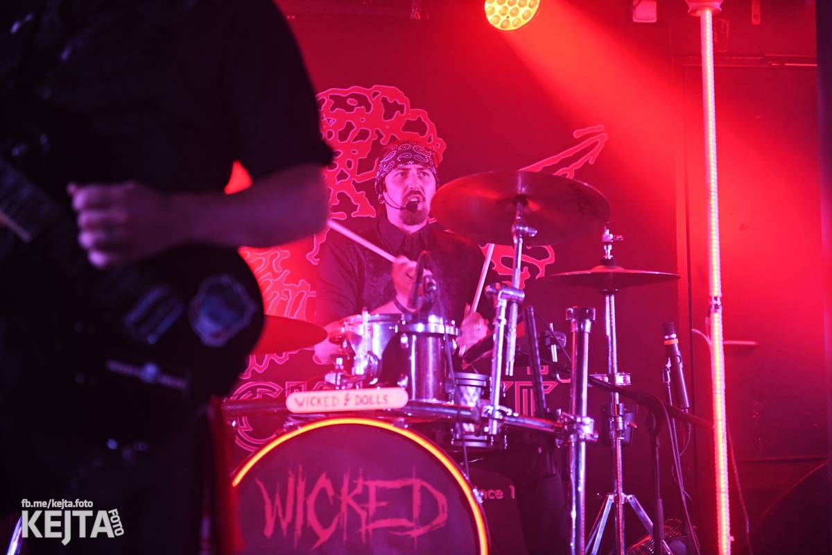 Energie na pódiu, komorní atmosféra pod ním. V Rock Café zahráli Svoloč, Rumble Ansamble a Wicked Dolls