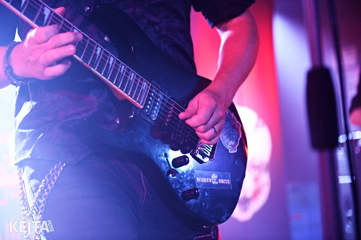 Energie na pódiu, komorní atmosféra pod ním. V Rock Café zahráli Svoloč, Rumble Ansamble a Wicked Dolls