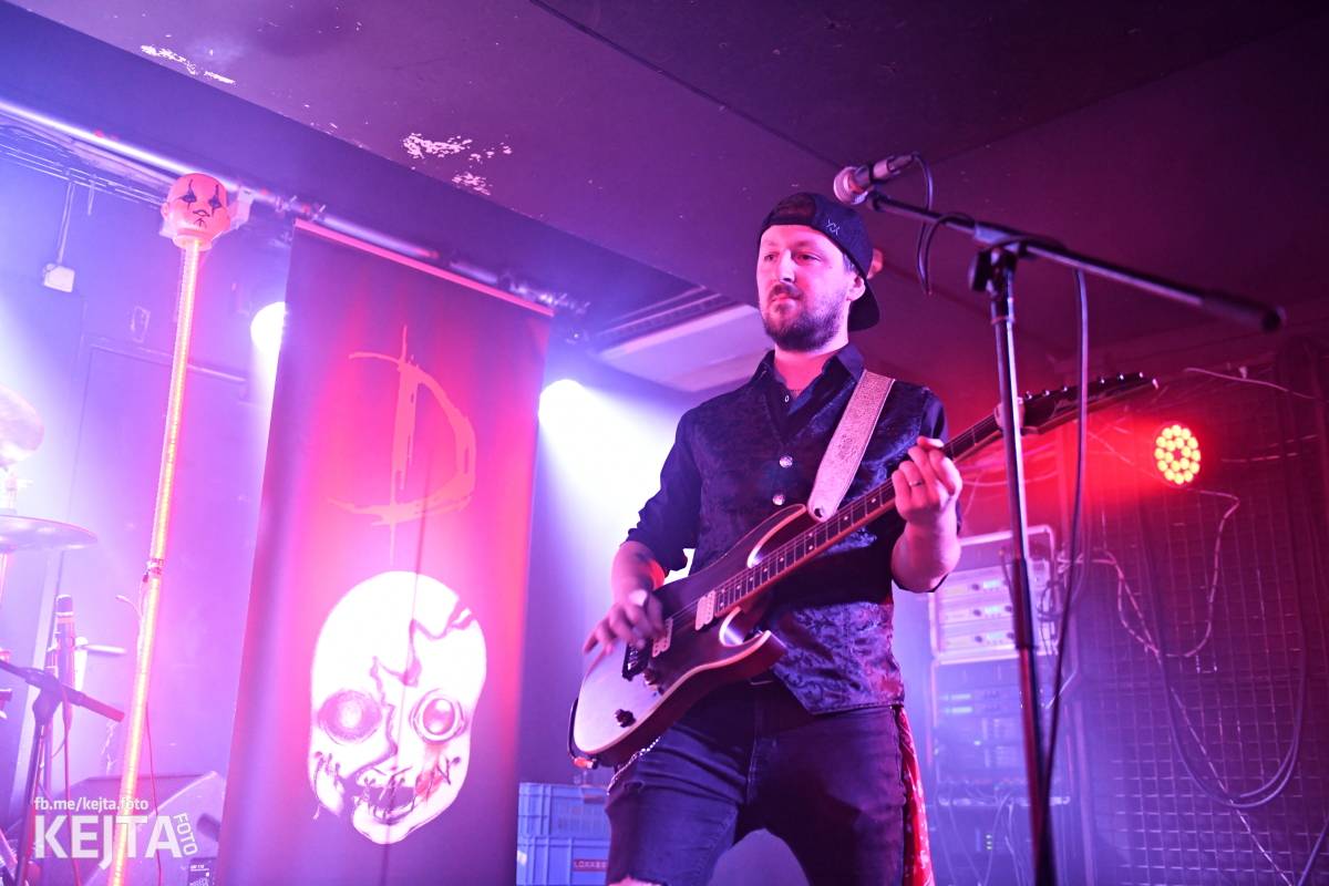 Energie na pódiu, komorní atmosféra pod ním. V Rock Café zahráli Svoloč, Rumble Ansamble a Wicked Dolls