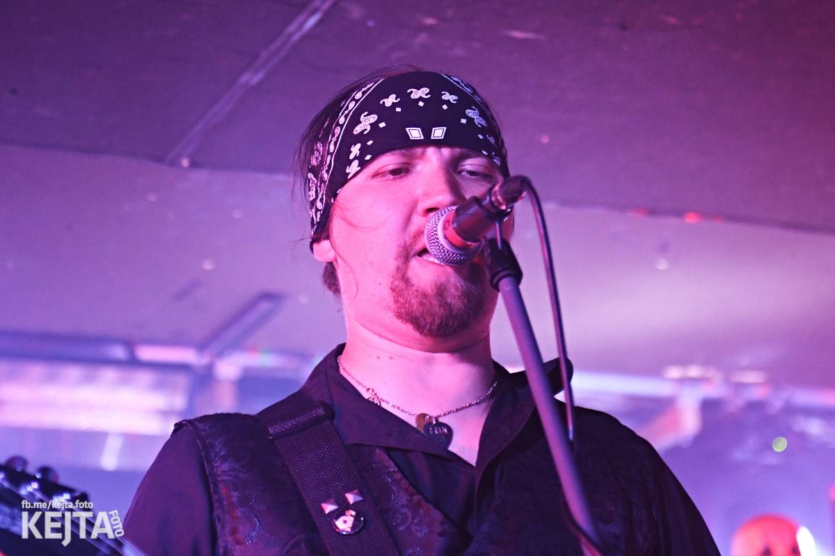 Energie na pódiu, komorní atmosféra pod ním. V Rock Café zahráli Svoloč, Rumble Ansamble a Wicked Dolls