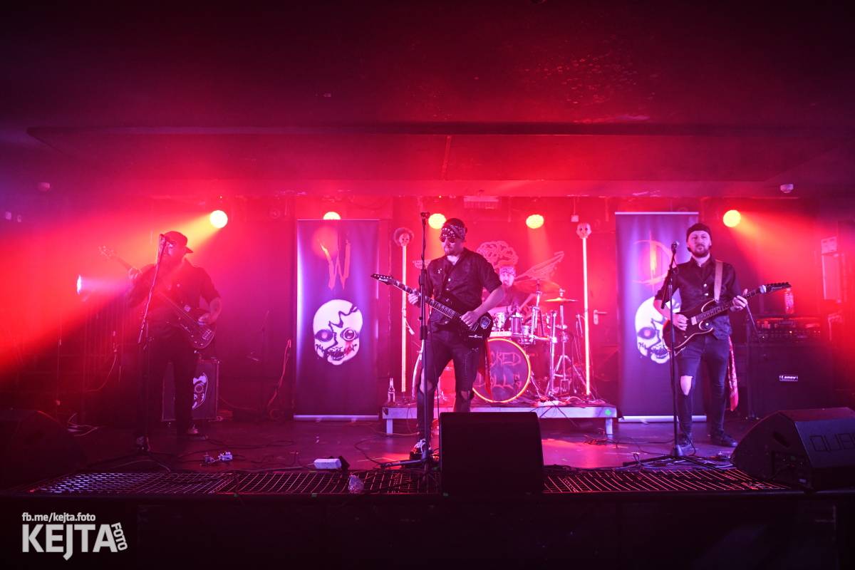 Energie na pódiu, komorní atmosféra pod ním. V Rock Café zahráli Svoloč, Rumble Ansamble a Wicked Dolls