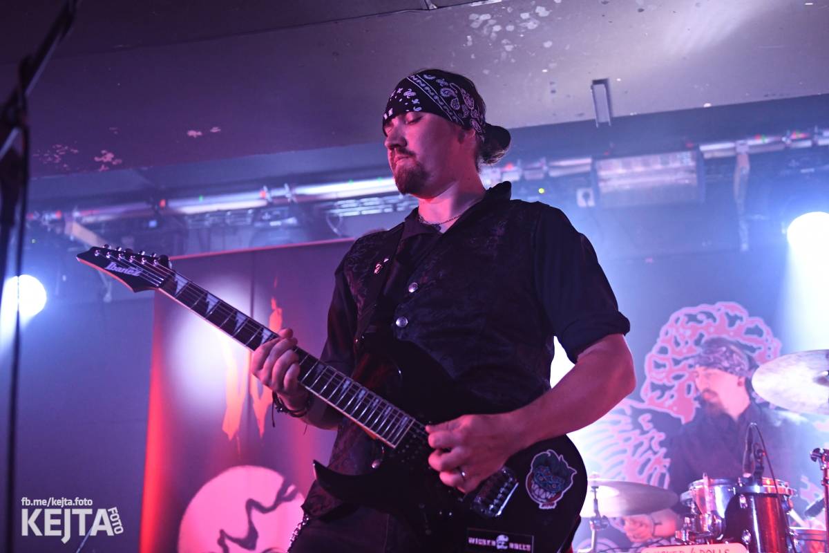 Energie na pódiu, komorní atmosféra pod ním. V Rock Café zahráli Svoloč, Rumble Ansamble a Wicked Dolls