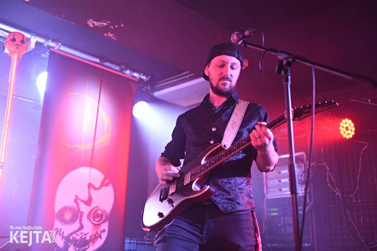 Energie na pódiu, komorní atmosféra pod ním. V Rock Café zahráli Svoloč, Rumble Ansamble a Wicked Dolls