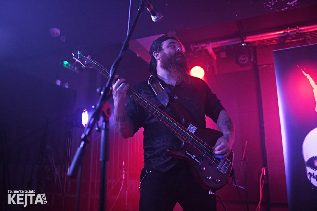 Energie na pódiu, komorní atmosféra pod ním. V Rock Café zahráli Svoloč, Rumble Ansamble a Wicked Dolls