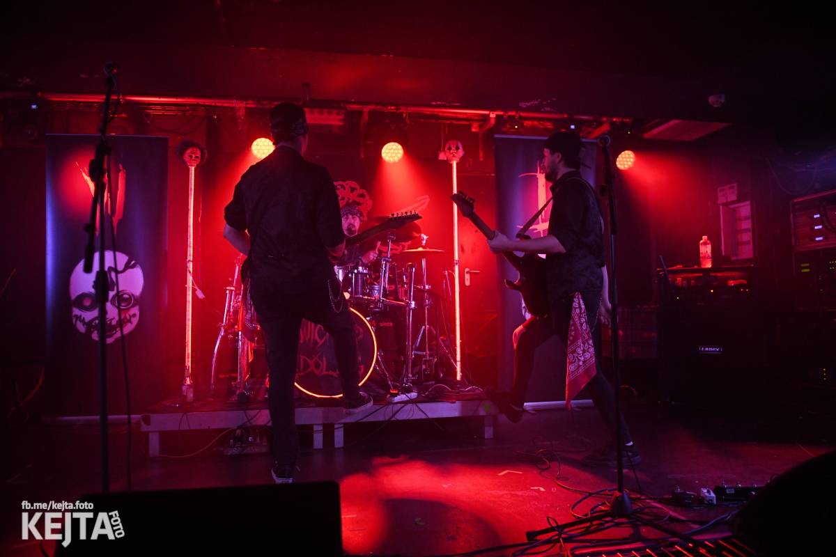 Energie na pódiu, komorní atmosféra pod ním. V Rock Café zahráli Svoloč, Rumble Ansamble a Wicked Dolls