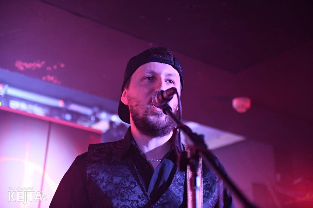 Energie na pódiu, komorní atmosféra pod ním. V Rock Café zahráli Svoloč, Rumble Ansamble a Wicked Dolls