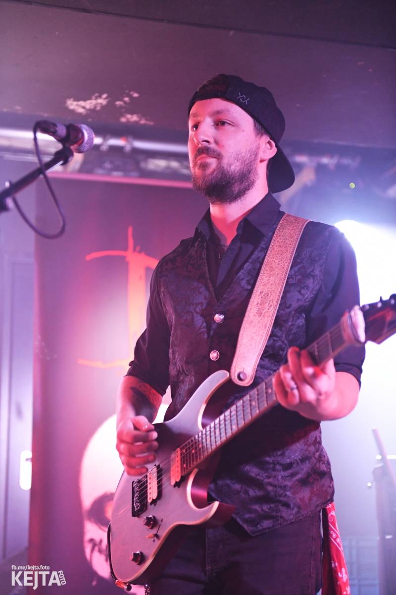 Energie na pódiu, komorní atmosféra pod ním. V Rock Café zahráli Svoloč, Rumble Ansamble a Wicked Dolls