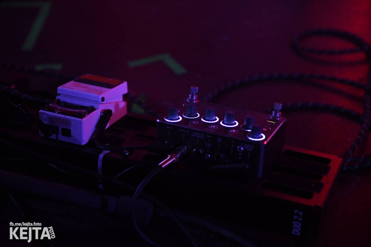 Energie na pódiu, komorní atmosféra pod ním. V Rock Café zahráli Svoloč, Rumble Ansamble a Wicked Dolls