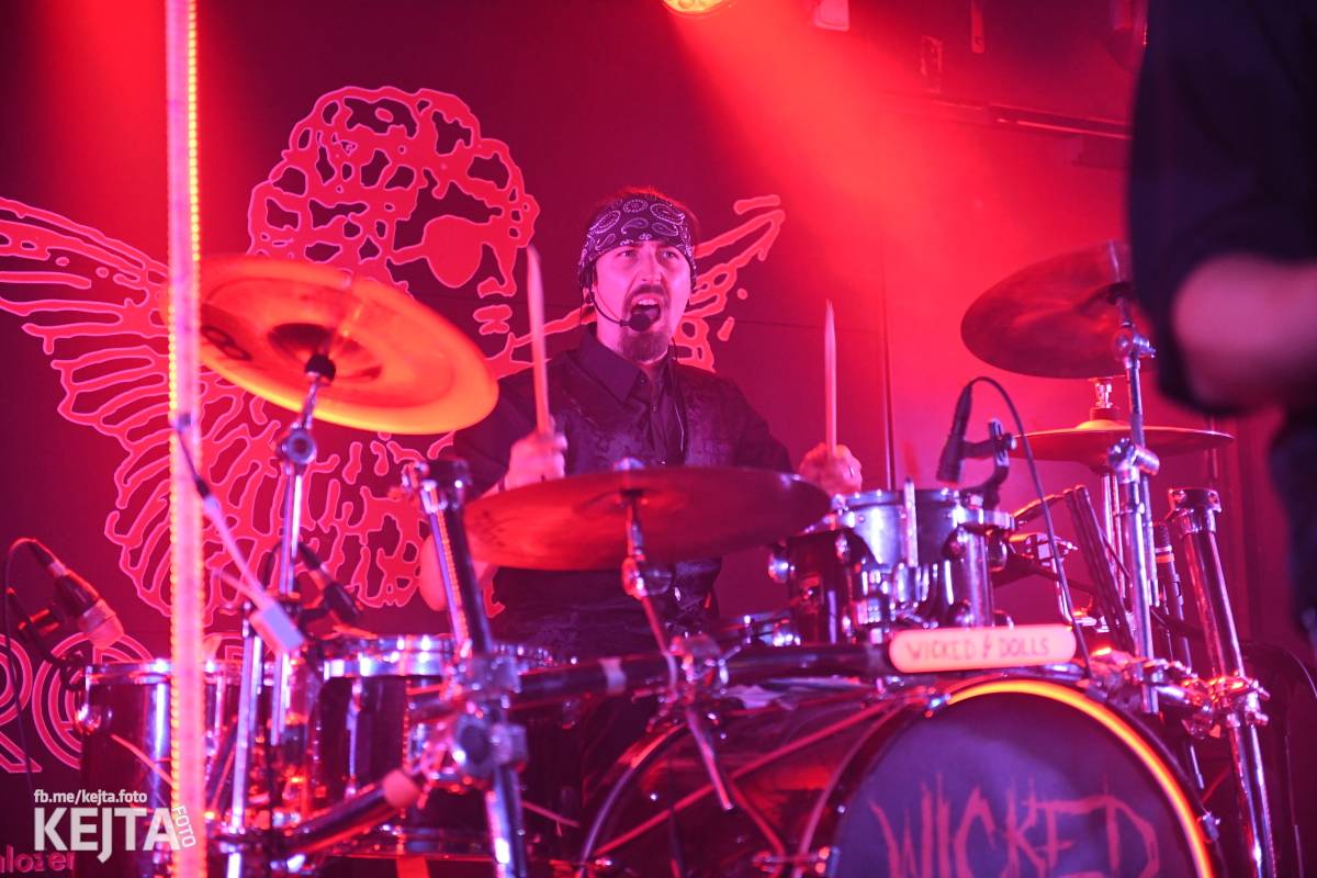 Energie na pódiu, komorní atmosféra pod ním. V Rock Café zahráli Svoloč, Rumble Ansamble a Wicked Dolls