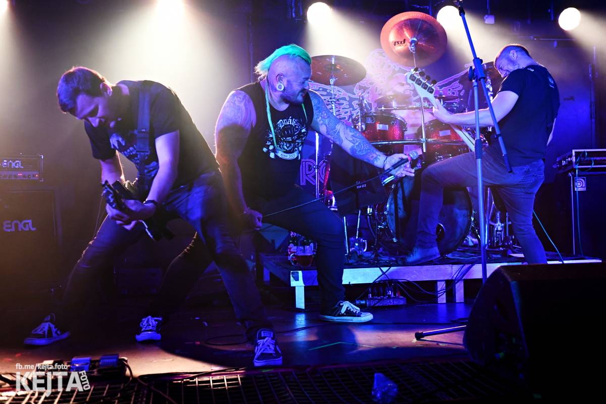 Energie na pódiu, komorní atmosféra pod ním. V Rock Café zahráli Svoloč, Rumble Ansamble a Wicked Dolls