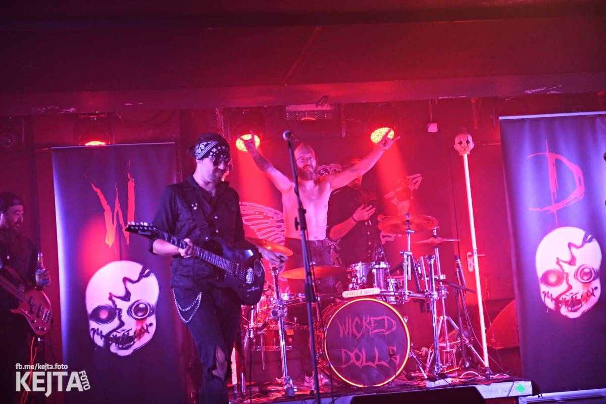 Energie na pódiu, komorní atmosféra pod ním. V Rock Café zahráli Svoloč, Rumble Ansamble a Wicked Dolls