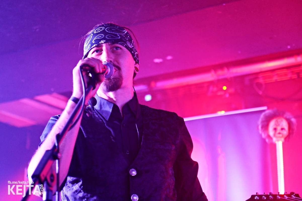 Energie na pódiu, komorní atmosféra pod ním. V Rock Café zahráli Svoloč, Rumble Ansamble a Wicked Dolls