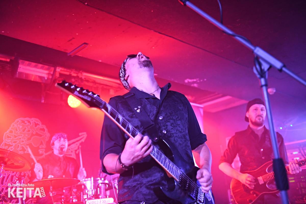 Energie na pódiu, komorní atmosféra pod ním. V Rock Café zahráli Svoloč, Rumble Ansamble a Wicked Dolls