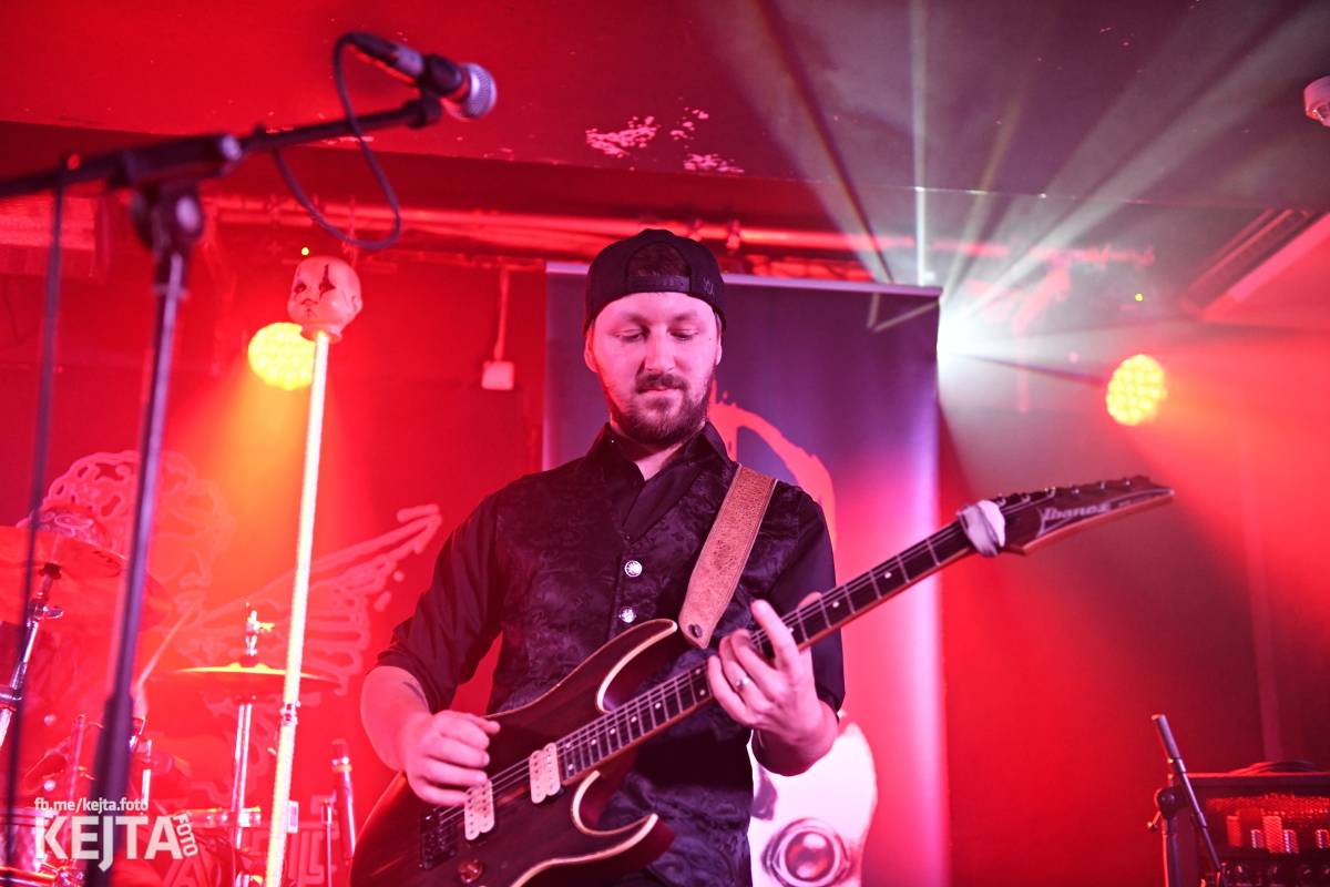 Energie na pódiu, komorní atmosféra pod ním. V Rock Café zahráli Svoloč, Rumble Ansamble a Wicked Dolls