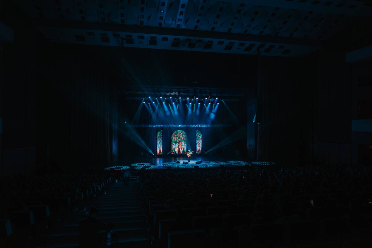 Jason Mraz rozzářil pražské Kongresové centrum. Improvizoval, bavil svými hity a setkal se se vzdálenou příbuznou