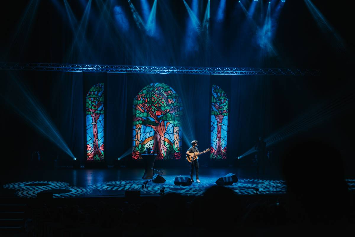 Jason Mraz rozzářil pražské Kongresové centrum. Improvizoval, bavil svými hity a setkal se se vzdálenou příbuznou