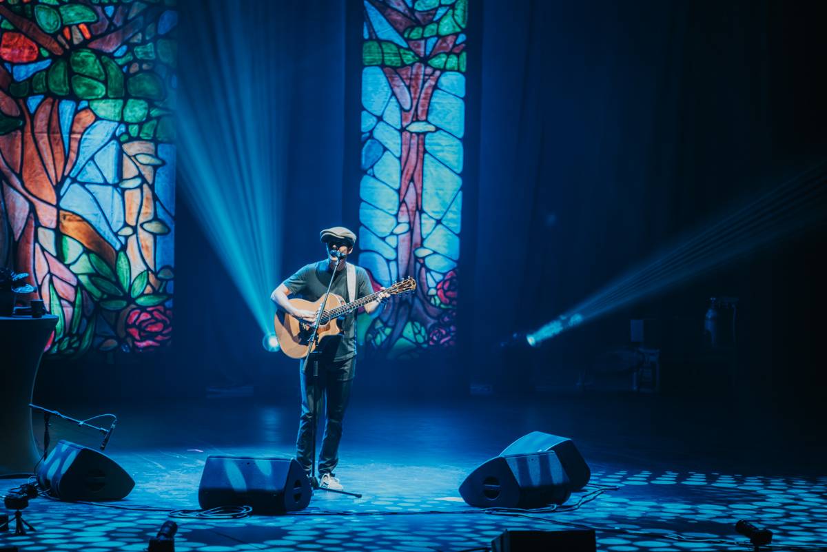 Jason Mraz rozzářil pražské Kongresové centrum. Improvizoval, bavil svými hity a setkal se se vzdálenou příbuznou