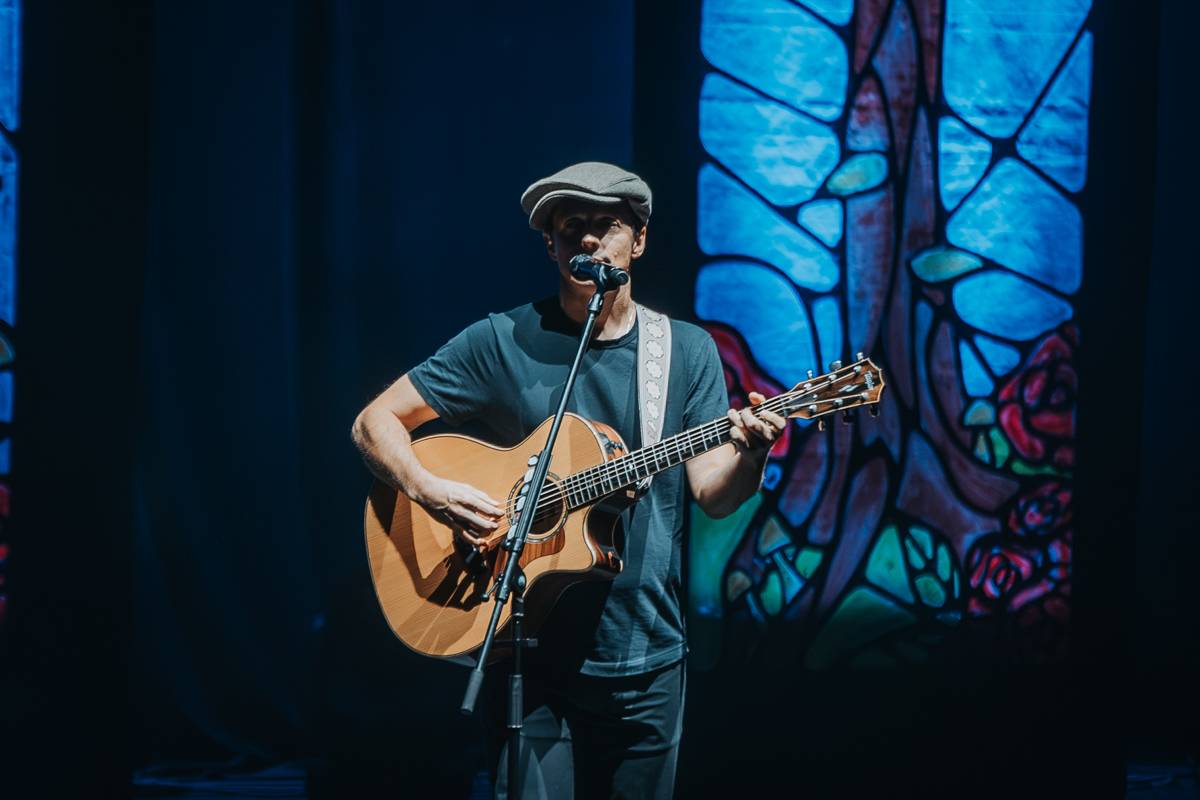 Jason Mraz rozzářil pražské Kongresové centrum. Improvizoval, bavil svými hity a setkal se se vzdálenou příbuznou