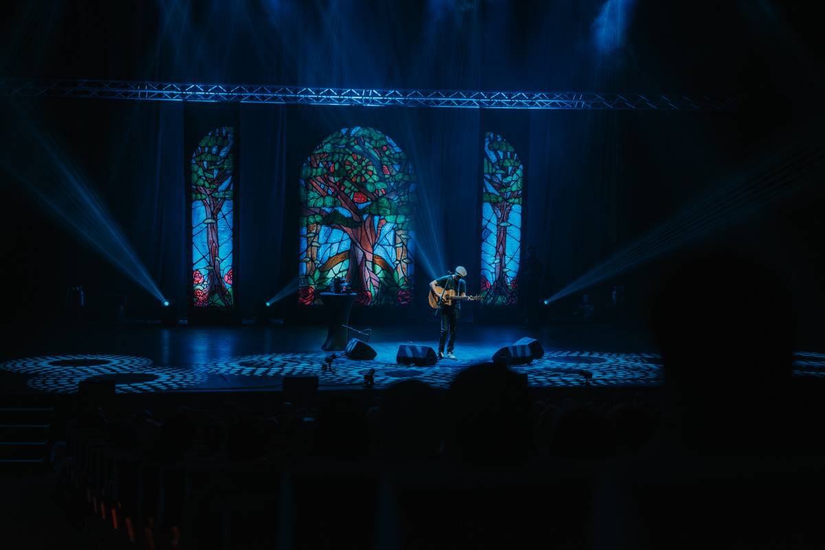 Jason Mraz rozzářil pražské Kongresové centrum. Improvizoval, bavil svými hity a setkal se se vzdálenou příbuznou