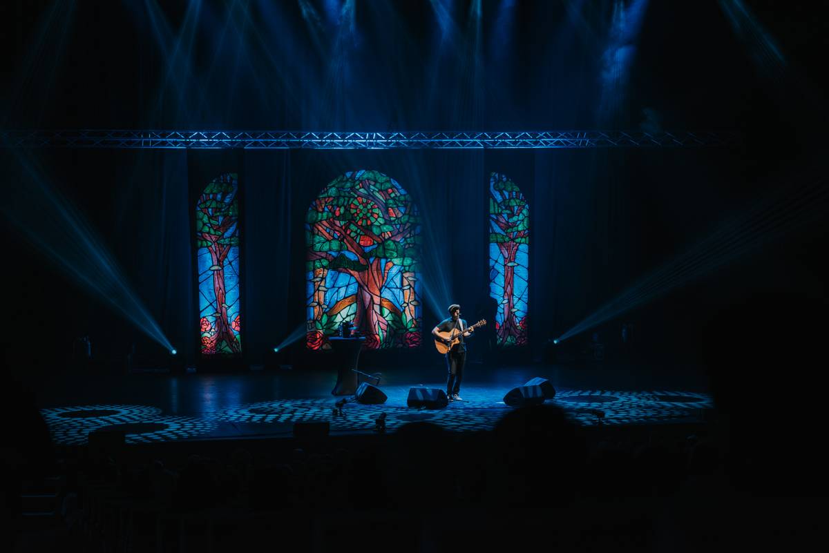 Jason Mraz rozzářil pražské Kongresové centrum. Improvizoval, bavil svými hity a setkal se se vzdálenou příbuznou