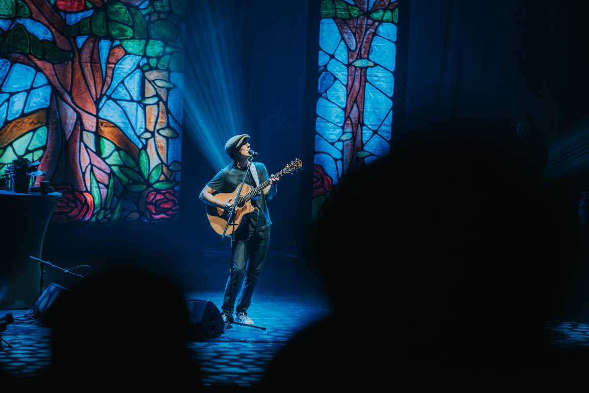 Jason Mraz rozzářil pražské Kongresové centrum. Improvizoval, bavil svými hity a setkal se se vzdálenou příbuznou