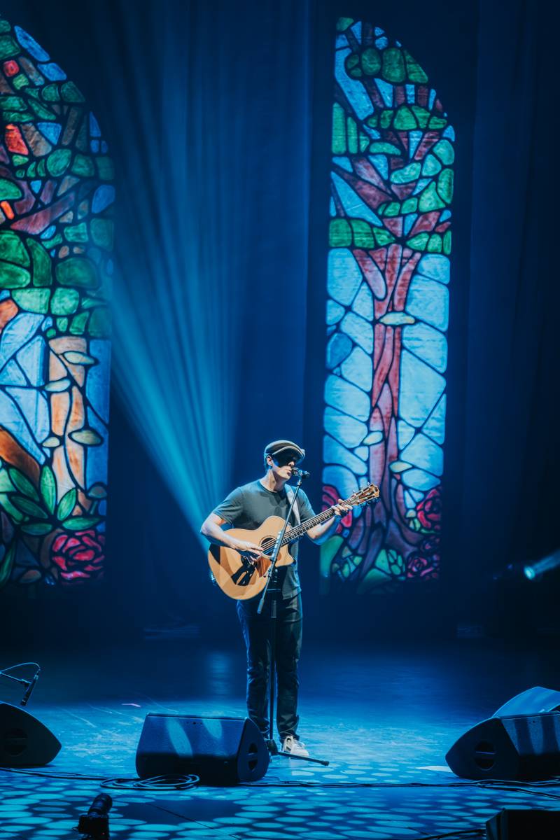 Jason Mraz rozzářil pražské Kongresové centrum. Improvizoval, bavil svými hity a setkal se se vzdálenou příbuznou