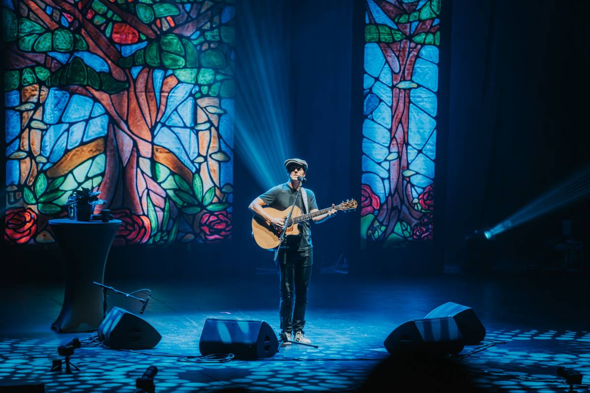 Jason Mraz rozzářil pražské Kongresové centrum. Improvizoval, bavil svými hity a setkal se se vzdálenou příbuznou