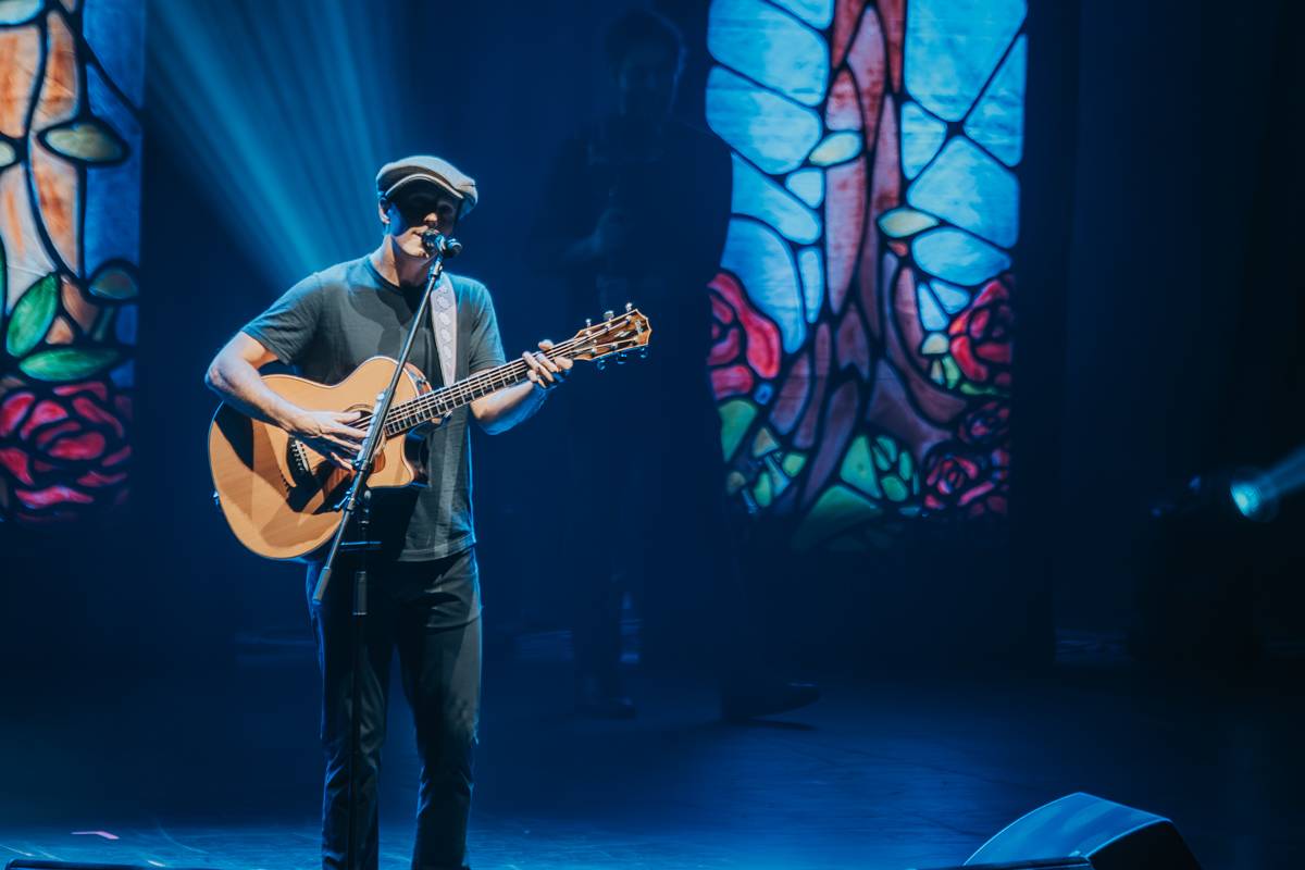 Jason Mraz rozzářil pražské Kongresové centrum. Improvizoval, bavil svými hity a setkal se se vzdálenou příbuznou