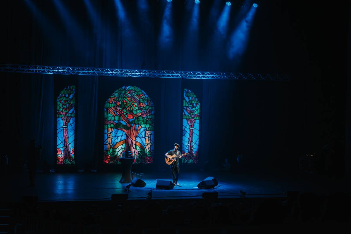 Jason Mraz rozzářil pražské Kongresové centrum. Improvizoval, bavil svými hity a setkal se se vzdálenou příbuznou