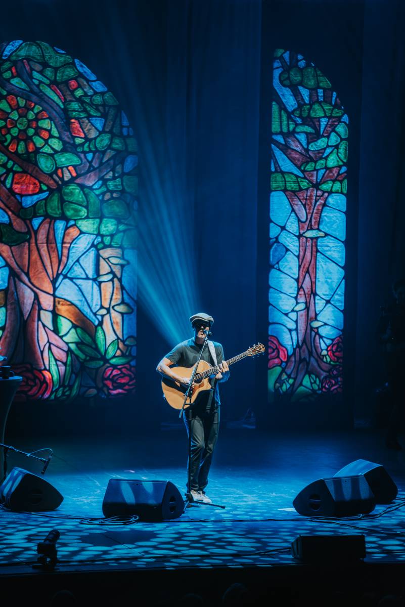 Jason Mraz rozzářil pražské Kongresové centrum. Improvizoval, bavil svými hity a setkal se se vzdálenou příbuznou