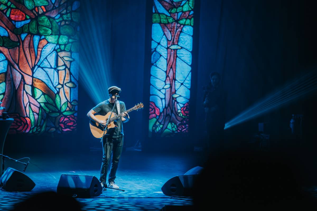 Jason Mraz rozzářil pražské Kongresové centrum. Improvizoval, bavil svými hity a setkal se se vzdálenou příbuznou