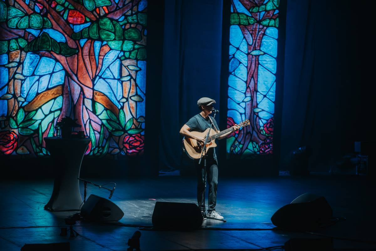 Jason Mraz rozzářil pražské Kongresové centrum. Improvizoval, bavil svými hity a setkal se se vzdálenou příbuznou