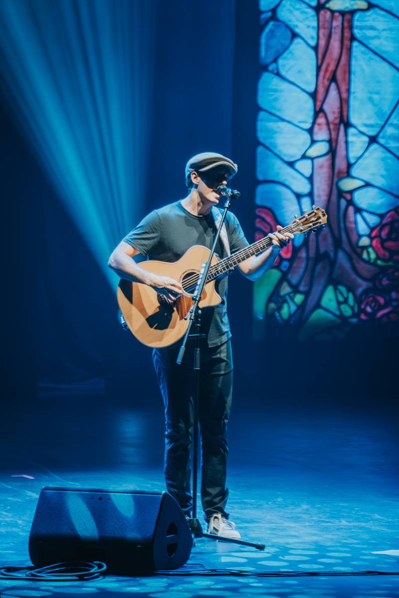 Jason Mraz rozzářil pražské Kongresové centrum. Improvizoval, bavil svými hity a setkal se se vzdálenou příbuznou