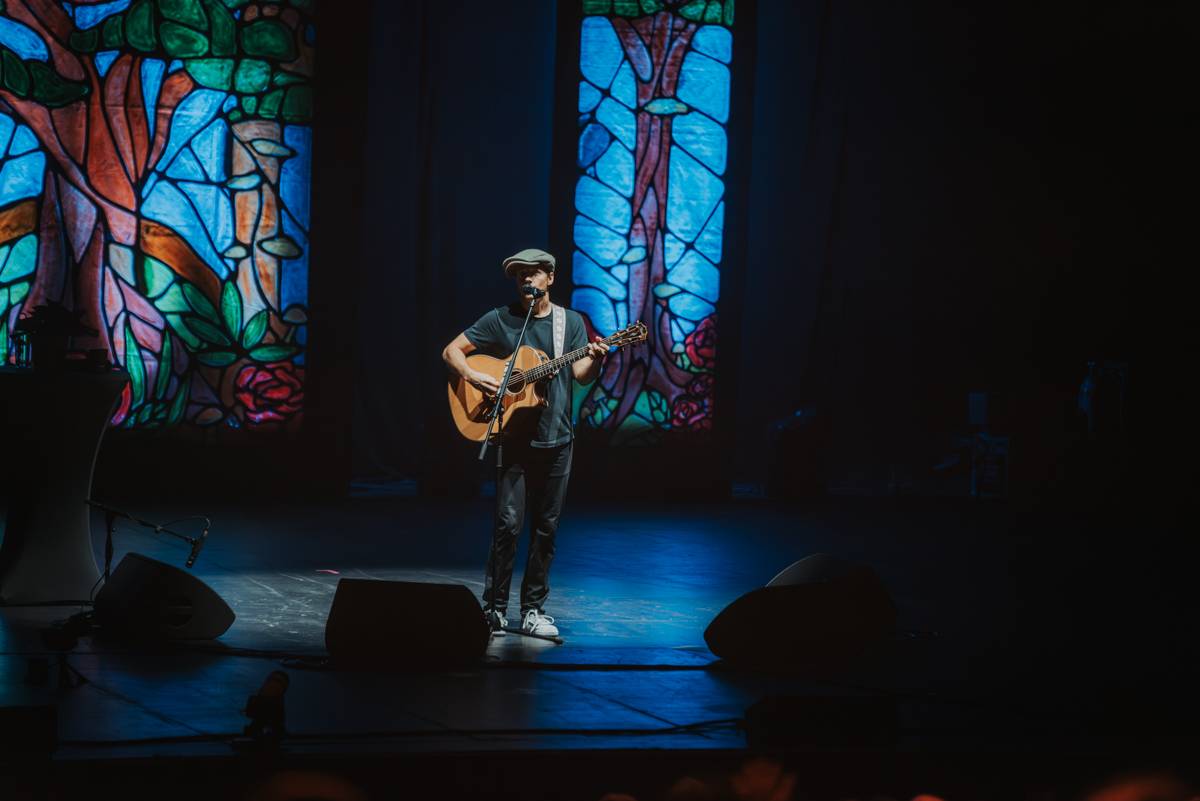 Jason Mraz rozzářil pražské Kongresové centrum. Improvizoval, bavil svými hity a setkal se se vzdálenou příbuznou