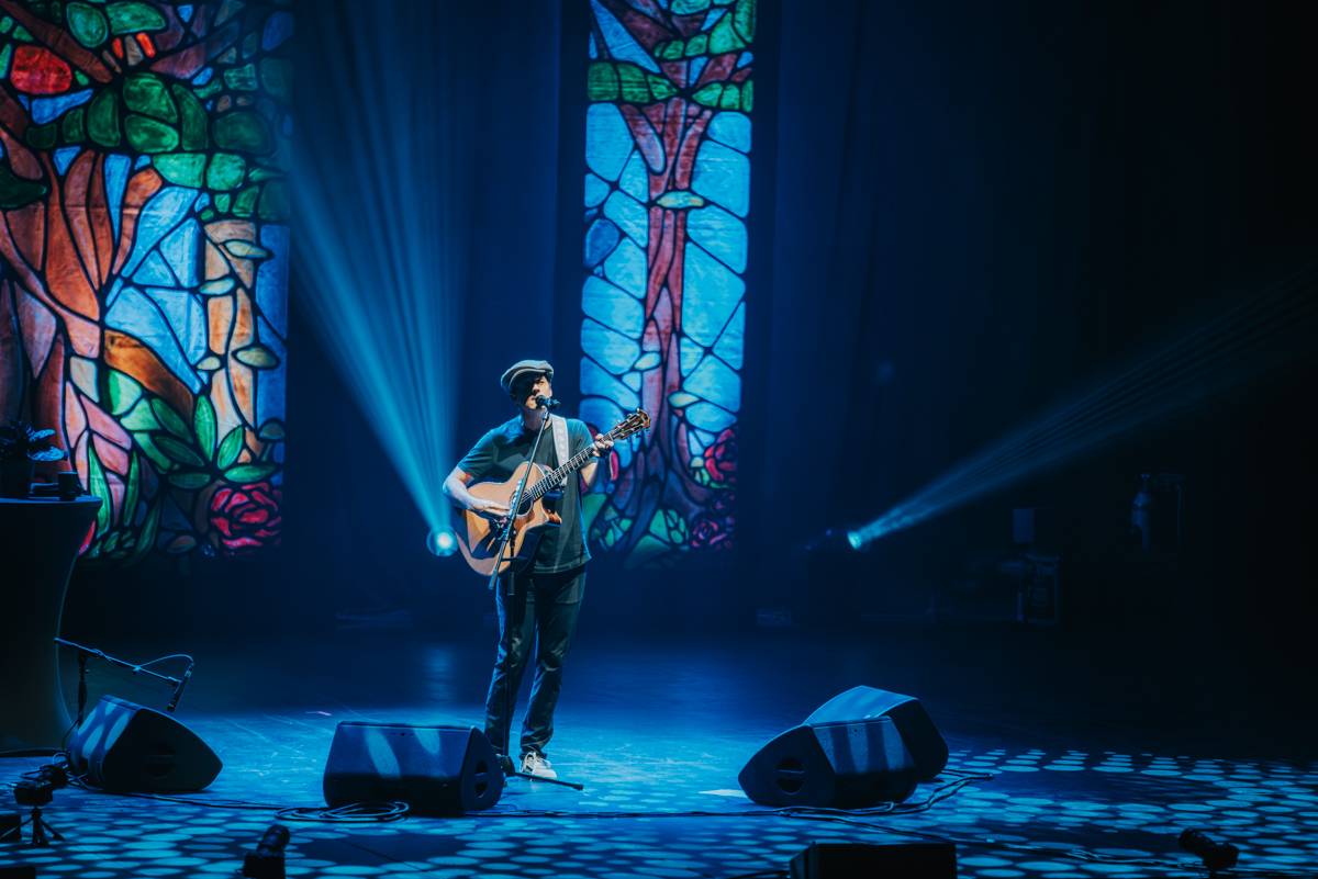 Jason Mraz rozzářil pražské Kongresové centrum. Improvizoval, bavil svými hity a setkal se se vzdálenou příbuznou